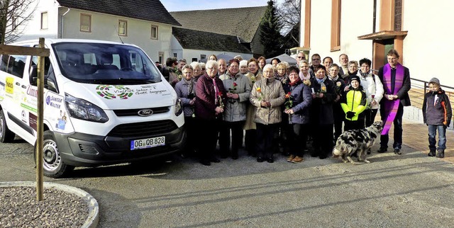 Die Ichenheimer  Kirchengemeinde freut...alteten Kirchplatz und den neuen Bus.   | Foto: Dieter Fink