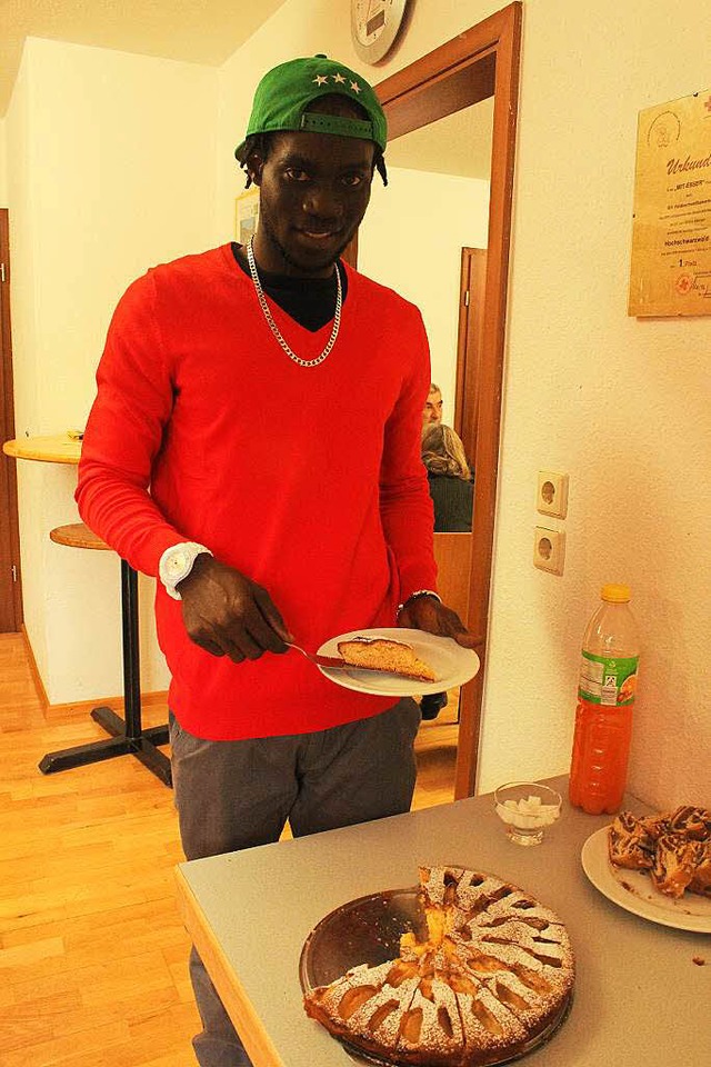 Pa Dawda Ceebay aus Gambia mchte gern noch ein Stck Apfelkuchen.  | Foto: Ute Kienzler