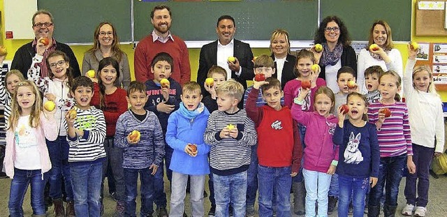 Konrektorin Ellen Bastian (rechts, hin...tersttzung des Schulfruchtprogramms.   | Foto: Privat