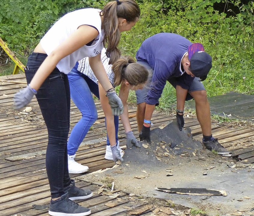 Mit vereinten Krften halfen die Jugendlichen beim Abrumen.   | Foto: Stellmach