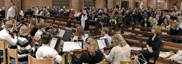 Sehr gut besucht war das Mnster beim ...ums;  hier spielt die Streichergruppe.  | Foto: Philippe Thines