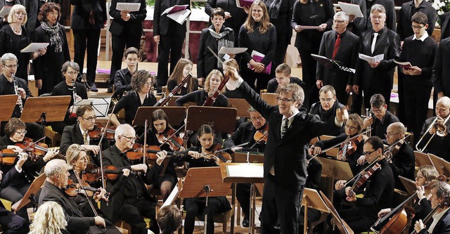 Hermann Feist, die Musiker und Solisten bekamen zum Schluss reichlich Applaus.   | Foto: Heidi Fssel