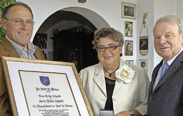 Dieter Schmidt mit seiner Frau Erika S...n Brgermeister Johann Meier (links).   | Foto: Horst Bss