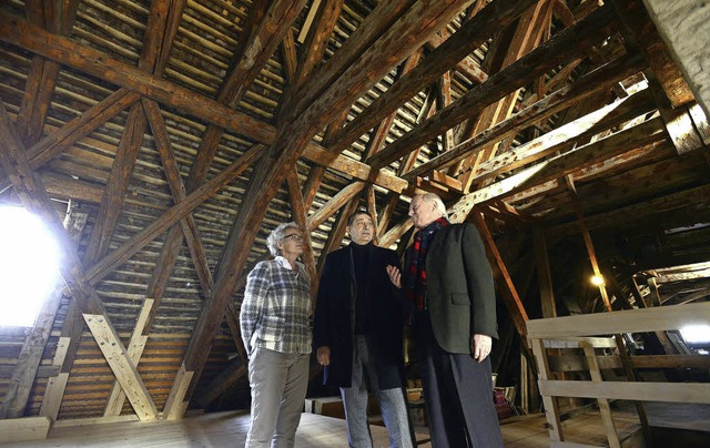 Elisabeth und Wendelin von Kageneck mi...schen Dachstuhl von Schloss Munzingen.  | Foto: Ingo Schneider