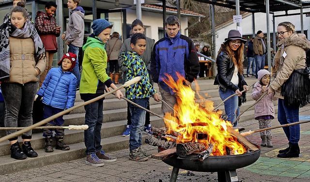 Am wrmenden Feuer braten Kinder Brot.   | Foto: Katharina Bartsch