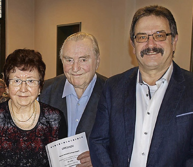 Vorsitzender Gerd Turowski mit den Geehrten Christel und Hubert Langenbacher   | Foto: Paul Schleer
