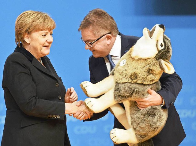 Wenig beeindruckt nimmt Kanzlerin Merk...sei der Wolf schon zu Hause, sagt sie.  | Foto: AFP