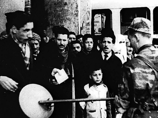 Ein franzsischer Soldat kontrolliert ...ie Psse der muslimischen Bevlkerung.  | Foto: Arte_Deutschland