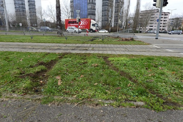 Die Fahrt des 16-Jhrigen hat an der Bissierstrae Spuren hinterlassen.  | Foto: Ingo Schneider