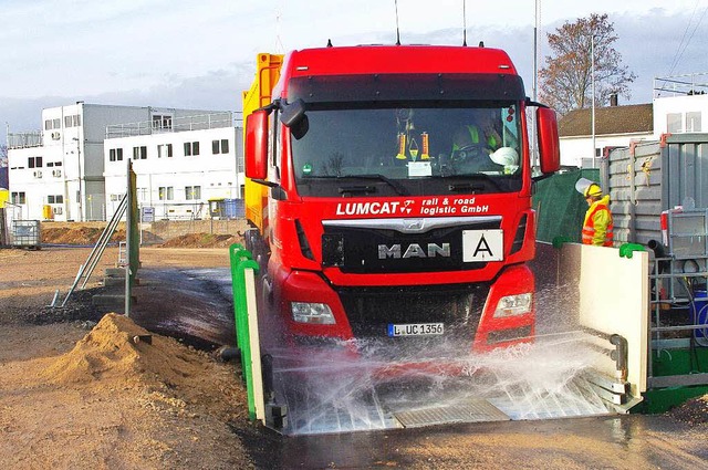 Jeder Lastwagen, der das Gelnde der K... durchfhrt die neue Reifenwaschanlage  | Foto: Rolf Reimann