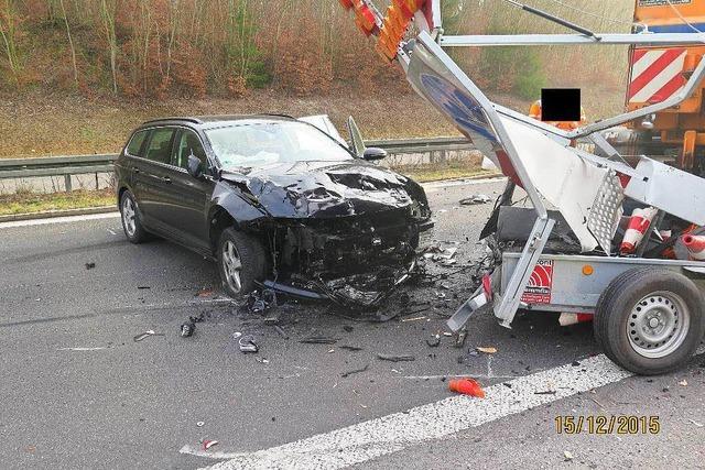 Autofahrer rammt mobile Warntafel – 60.000 Euro Schaden