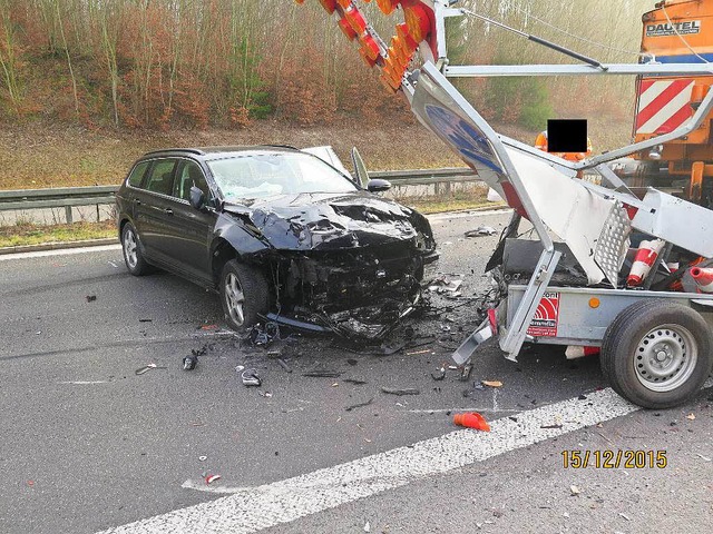 Totalschaden: Der Pkw war in den Lkw auf der Autobahn mit Blitzwand gekracht.     | Foto: Polizei