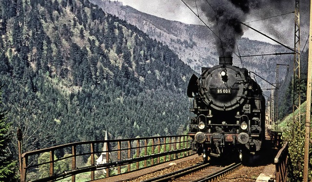 Eine Dampflokomotive der imposanten Baureihe 85 auf dem Ravennaviadukt  | Foto: Karl Ganter