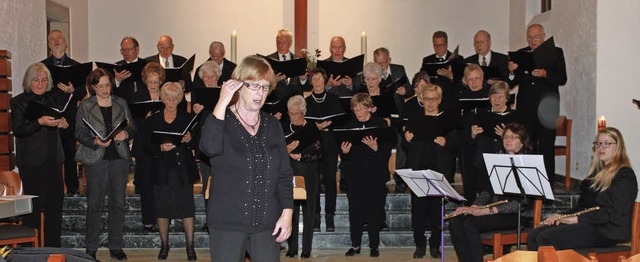 Das gemeinsam Singen von evangelischem...t koordiniert den Gesang vortrefflich.  | Foto: Martha Weishaar