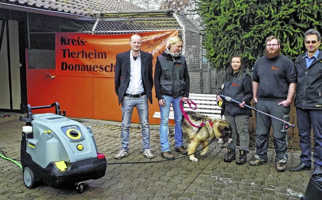 Freude im Tierheim. Die Firma Titec sp...Vgel, Sabrina Weier und Timo Detta    | Foto: Privat