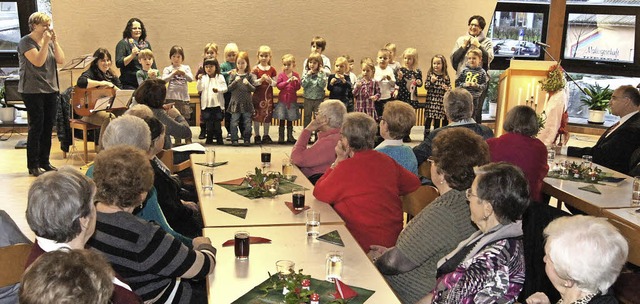 Fr den Auftritt der Kindergartenkinde...nders groen Beifall im Pfarrzentrum.   | Foto: R. Gutjahr