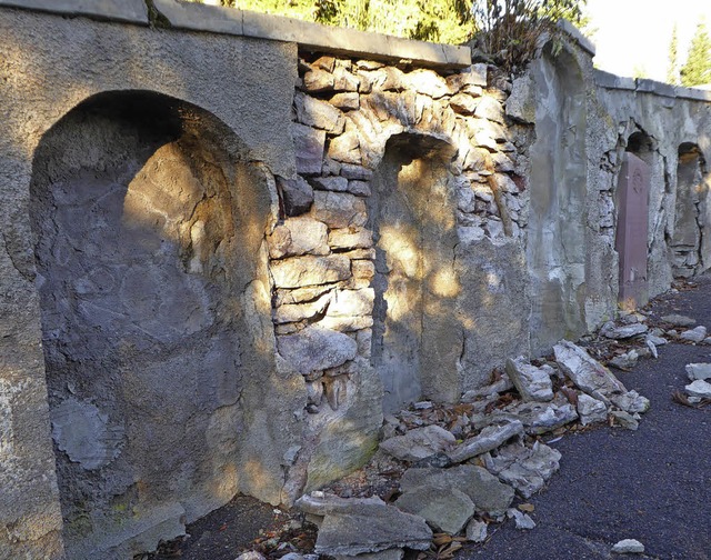 Da brckelt es: Die Mauer  um den Alte...ls aufwndige Grabdenkmler (rechts).   | Foto: pEter STellmach