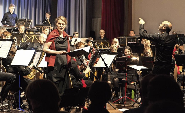 Sabine Zwiler mit dem Musikverein Buchholz, dirigiert von Oliver Schtzle.  | Foto: Photographer: Gabriele Zahn