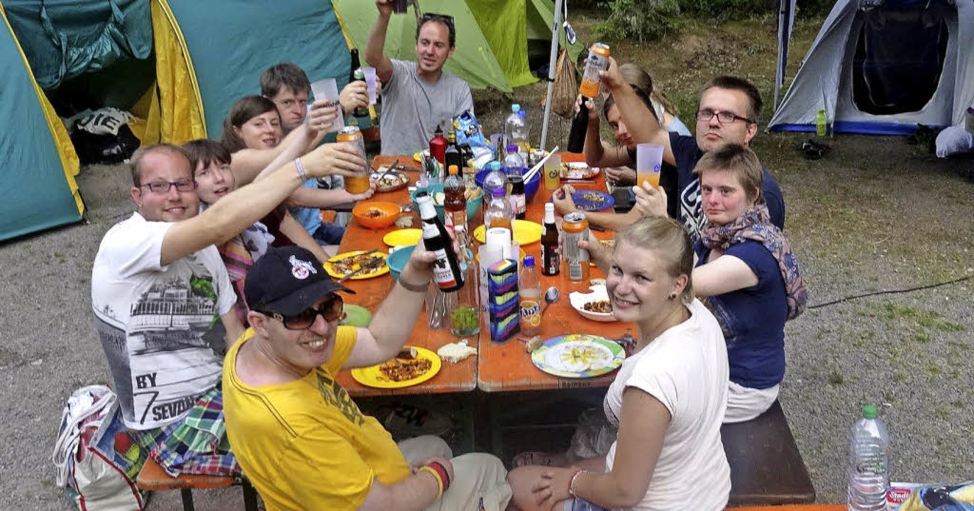 Ein Hoch auf die Freizeit der Lebenshi... hier beim Campingausflug in Titisee.   | Foto: privat