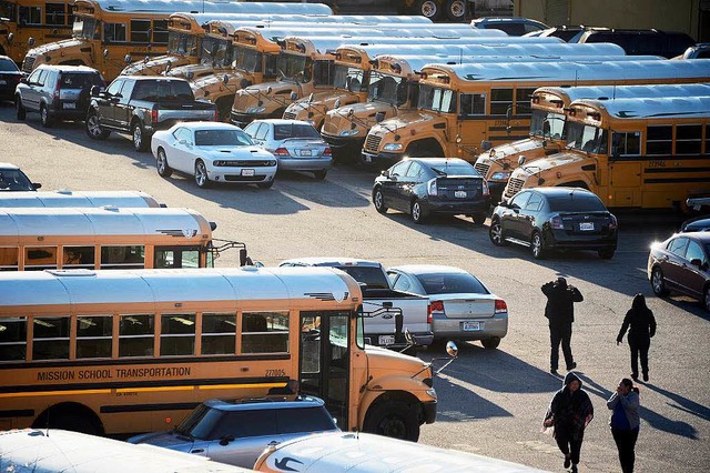 Die gelben US-Schulbusse erleben einen ungewhnlichen Tag in Los Angeles.  | Foto: dpa
