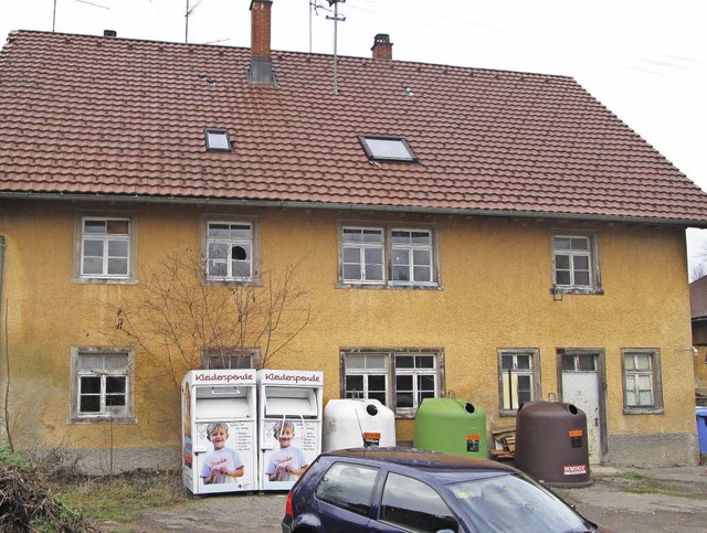 Das abbruchreife Haus der Gemeinde in ...nterbringung fr Flchtlinge weichen.   | Foto: Elisabeth Baumeister