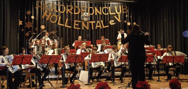 Das Konzertorchester des Akkordeonclub...llental&#8220; beim Weihnachtskonzert   | Foto: Josef Faller
