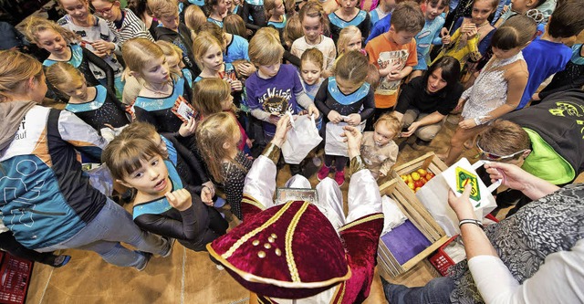 300 Kinder und der Nikolaus / Weihnachtsfeier bei der Gundelfinger Turnerschaft  | Foto: Verein