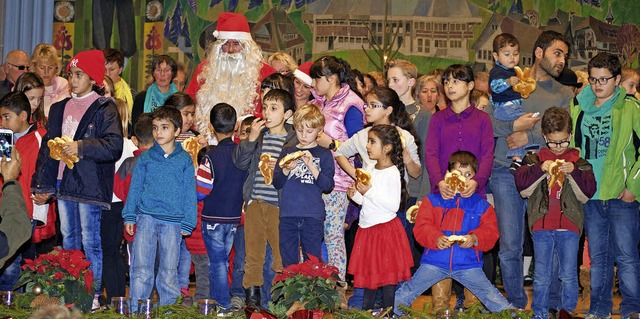 Die vielen Kinder erhielten vom Nikolaus einen Weckmann geschenkt.   | Foto: Barbara Weber