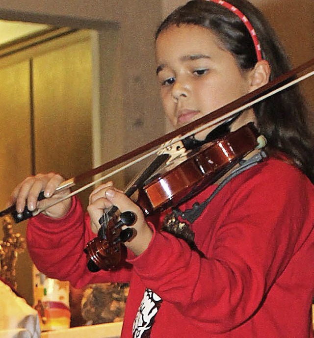 Clara Costa spielte beim Adventssingen...orgen kommt der Weihnachtsmann&#8220;.  | Foto: Cremer