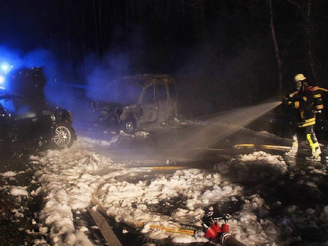 Die Feuerwehr war mit sechs Fahrzeugen...usste ein brennendes Fahrzeug lschen.  | Foto: Jrn Kerckhoff