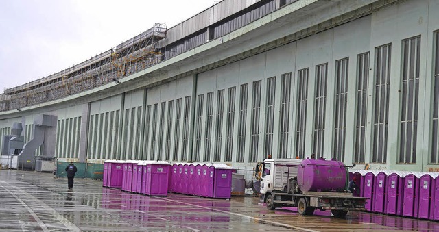 Zeichen der Behelfsmigkeit: Bauarbei...erten Hangar des  Flughafens Tempelhof  | Foto: Hannes Koch