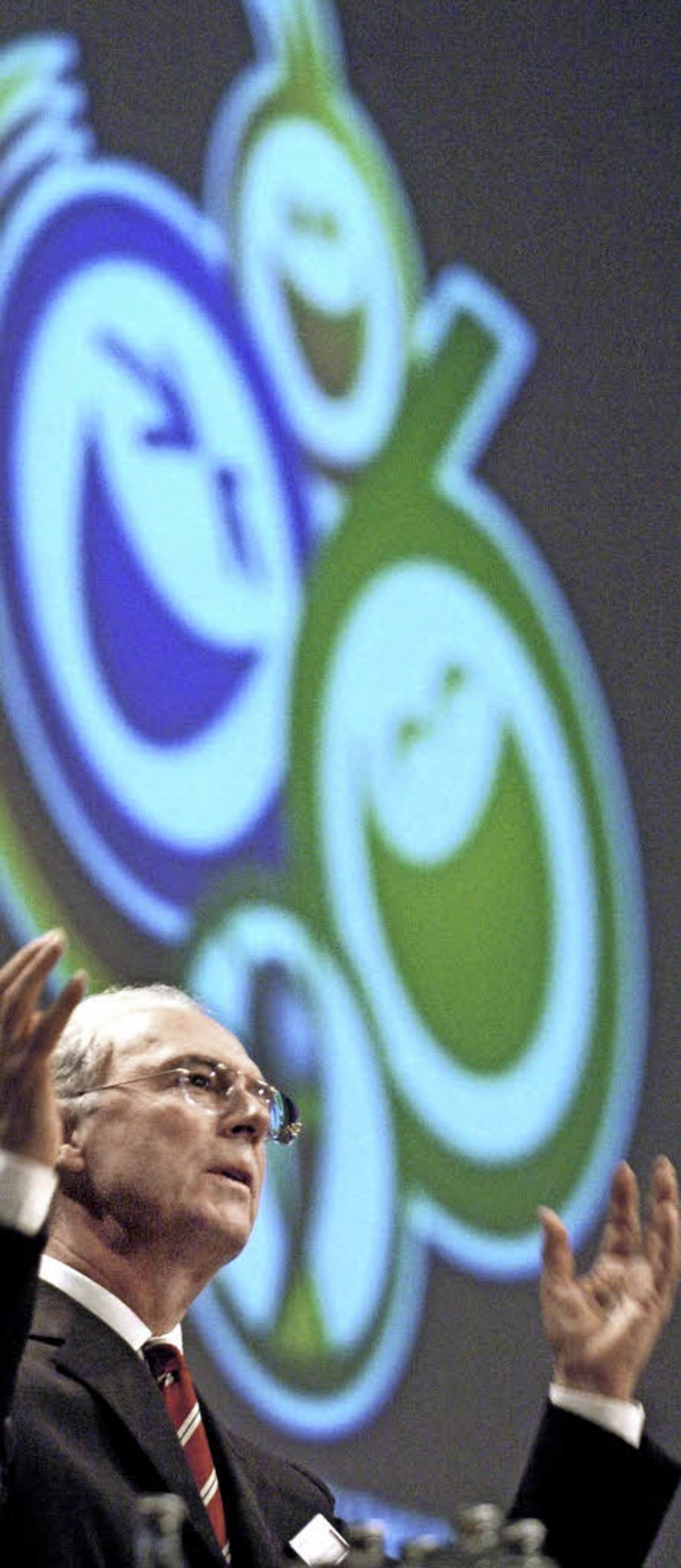Franz Beckenbauer, hier vor dem Logo d...e der WM nicht schlssig beantworten.   | Foto: DPA