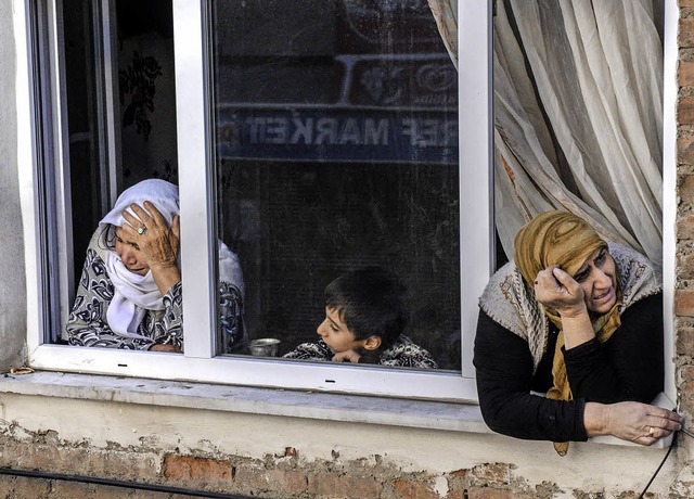 Zwei kurdische Frauen und ein Kind bet...i kurdische Demonstranten erschossen.   | Foto: afp