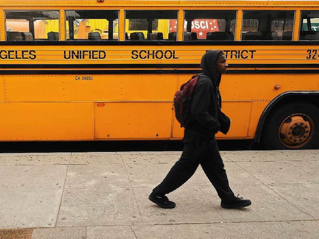 Dieser alte Schulbus mit seinen platte...en keinen Schler zur Schule gebracht.  | Foto: AFP