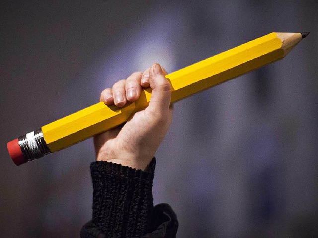 Der erhobene Bleistift, ein  Symbol der Pressefreiheit.  | Foto: AFP