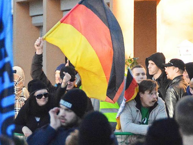 Pegida-Demonstranten Anfang November in Weil.  | Foto: Hannes Lauber