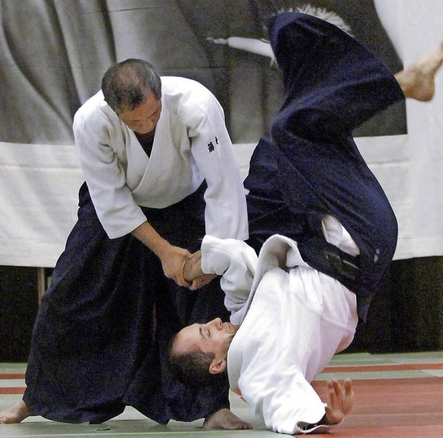 Zwei Aikidoka im klassischen Hakama &#8211; Hosenrock &#8211; beim Kampf   | Foto: dpa