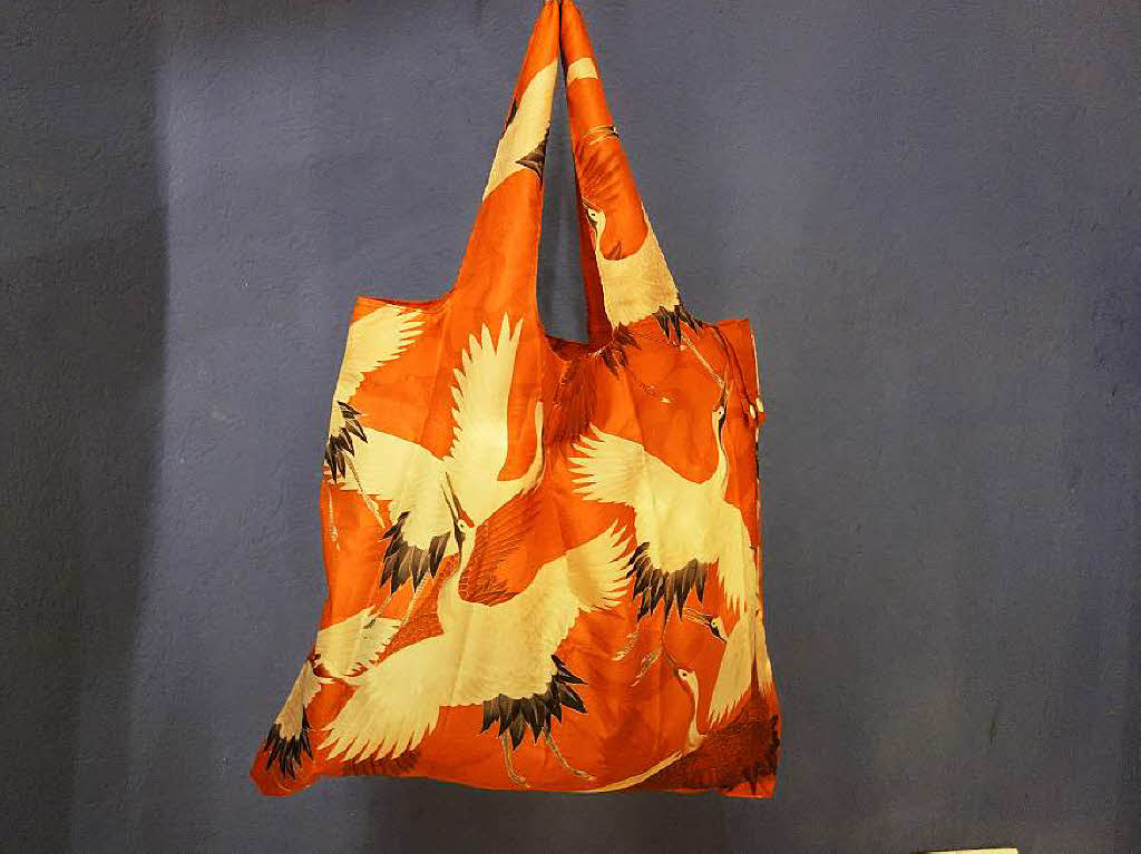 In diese sehr spezielle leichte Tasche passt nicht nur der Weihnachtseinkauf. Das Exemplar aus einer wunderschnen Museums-Kollektion und zeigt das Muster eines japanischen Haori.  Zu haben fr 9,80 Euro bei den Taschenspezialisten von  „Speranza“ in der Gerberau 3.