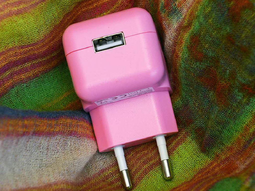 Dieses Ladegert in Schweinchenrosa geht nicht verloren: Es fllt in jeder Steckerleiste auf! Und es ist fr 7,95 Euro bei Omega-Electronic in der Raustrae  6 zu haben.