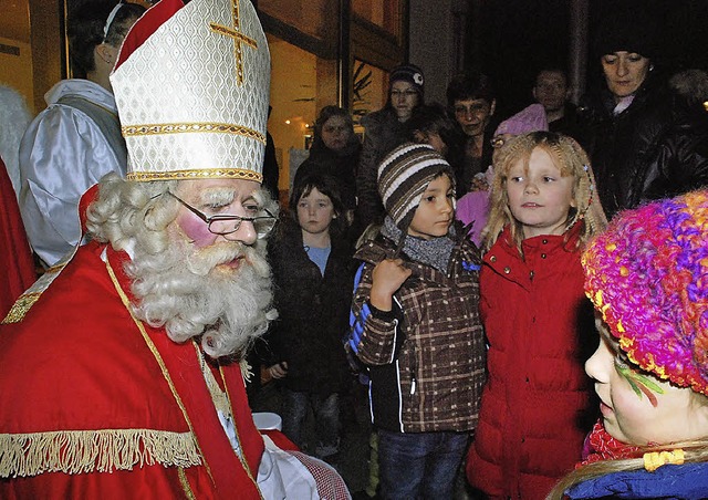 Der Nikolaus hrt den Kindern genau zu.   | Foto: E. Steinfelder