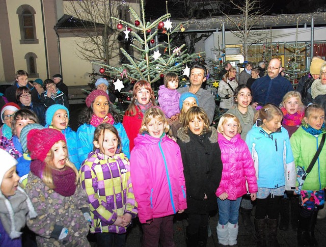 Der Chor der Gerhard-Jung-Schule singt frhliche  Weihnachtslieder.  | Foto: EDGAR Steinfelder