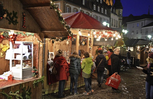 Vor allem in den Abendstunden herrscht...d Atmosphre auf dem Weihnachtsmarkt.   | Foto: Gerhard Walser