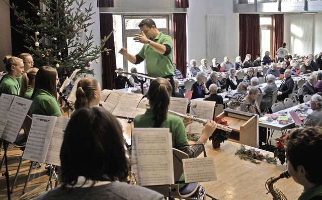 Die Jugendkapelle der Stadtmusik mit Z...her der Weihnachtsfeier zum Mitsingen.  | Foto: Werner Schnabl