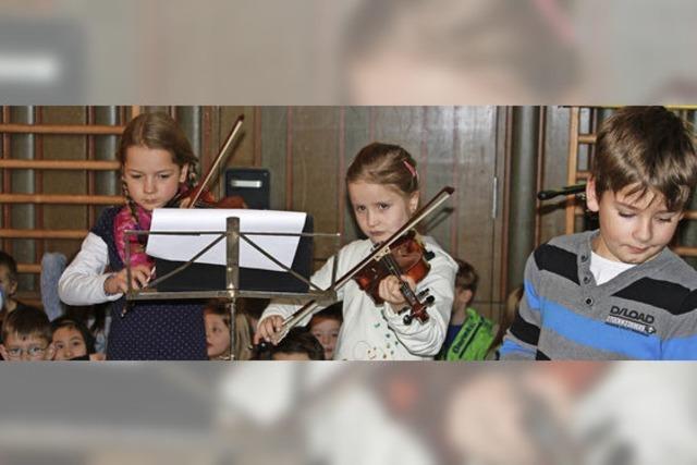 Kinder singen und musizieren im Advent