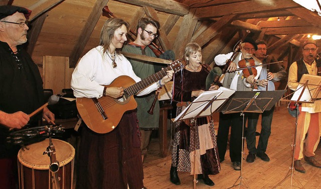 Auf alten Instrumenten musizieren die ... auch die Tanzpaare bei ihren Tnzen.   | Foto: heidi fssel