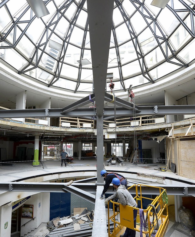 Handwerker ziehen Trger fr Zwischend... der Passage am Augustinerplatz sein.   | Foto: I. Schneider