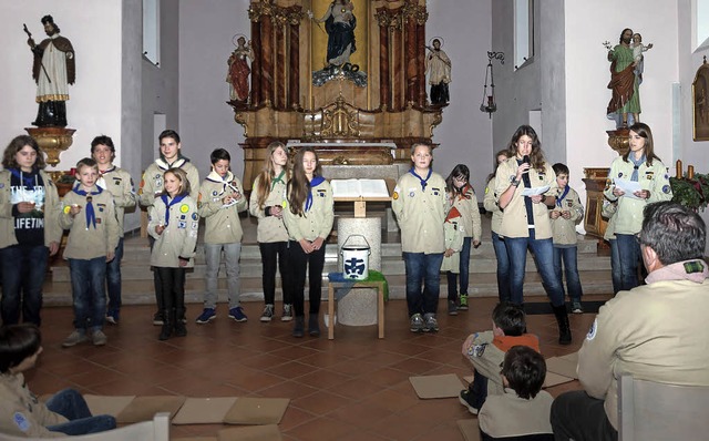 Die Waldkircher Pfadfinder gaben das F...sdienstes in der Stadtkapelle weiter.   | Foto: Helmut Rothermel