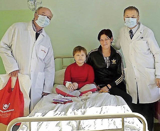 Freude bereitete Thomas Harms (links) ...strahlengeschdigten KIndern in Kiew.   | Foto: privat