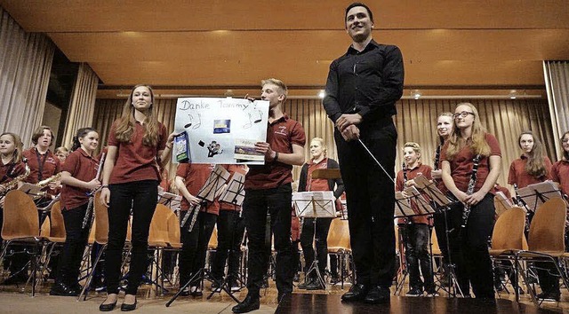 Eine dankbare Jugendkapelle beim Absch...rem bisherigen Dirigenten Thomas Rupp.  | Foto: Anne Freyer