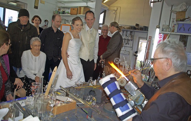 Feuer und Flamme am Hochzeitstag: Brau...smarkt bei Glasblser Wilfried Markus.  | Foto: Petra Wunderle